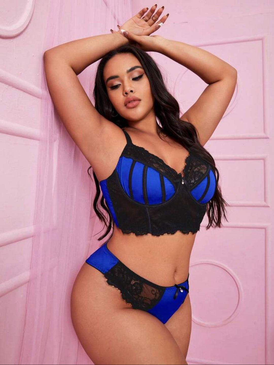 Conjunto curvy de lencería de encaje en contraste con aros