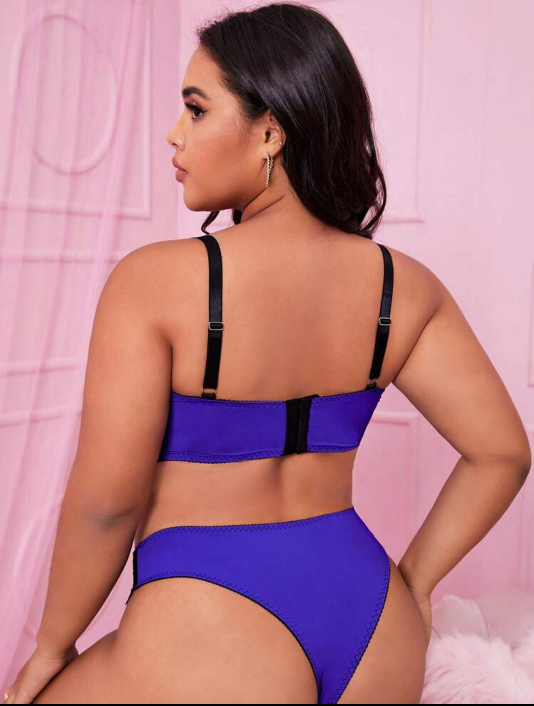 Conjunto curvy de lencería de encaje en contraste con aros