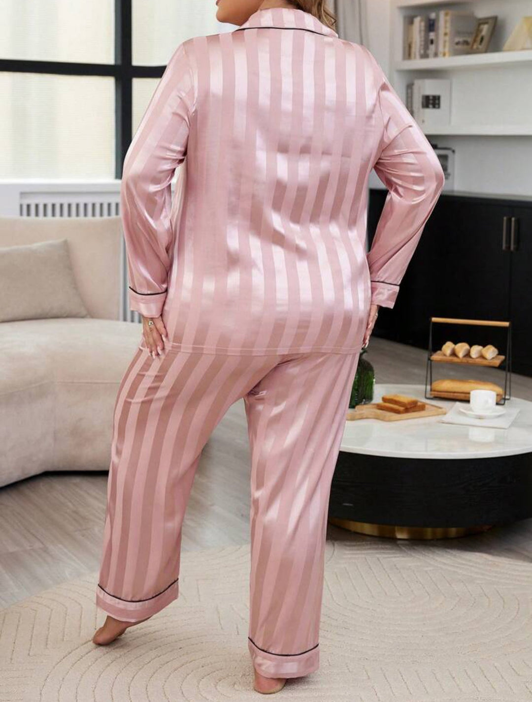 Pijama curvy de satén jacquard a rayas con ribetes en contraste