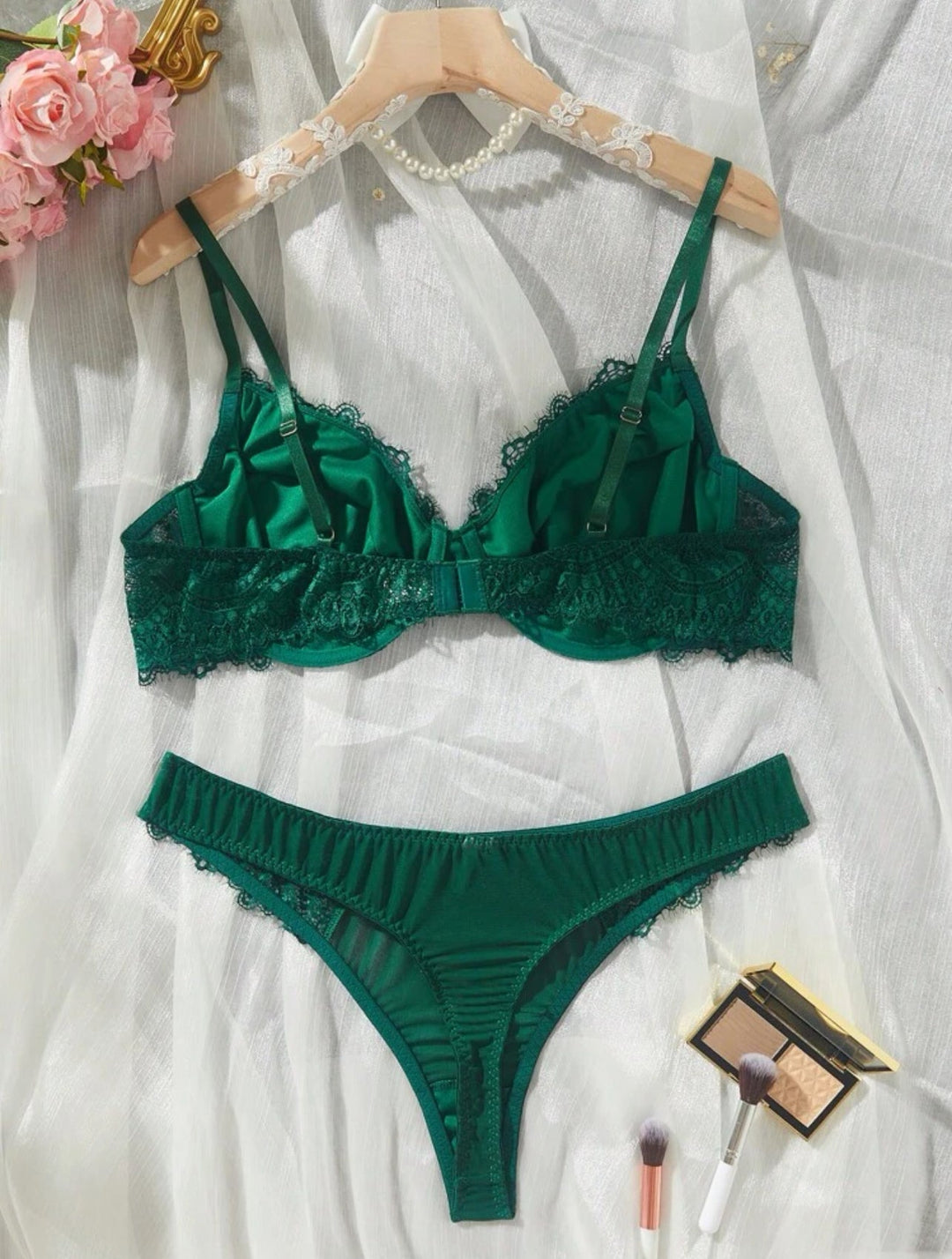 Conjunto curvy de lencería floral con aros