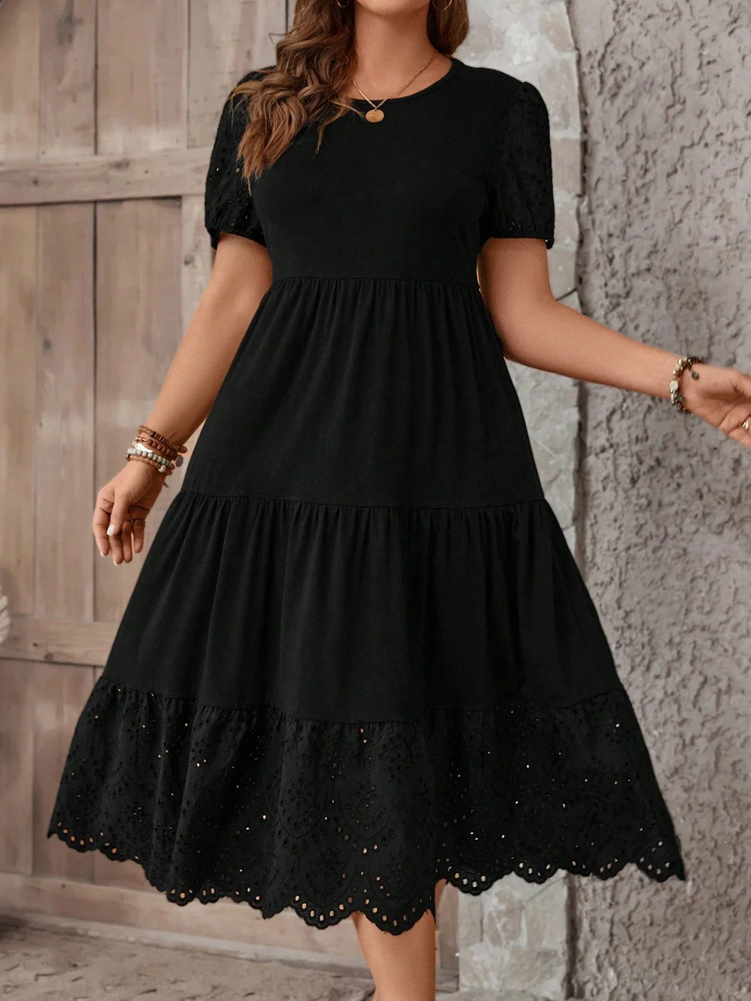 Zoe | Vestido Curvy Bordado con Volantes