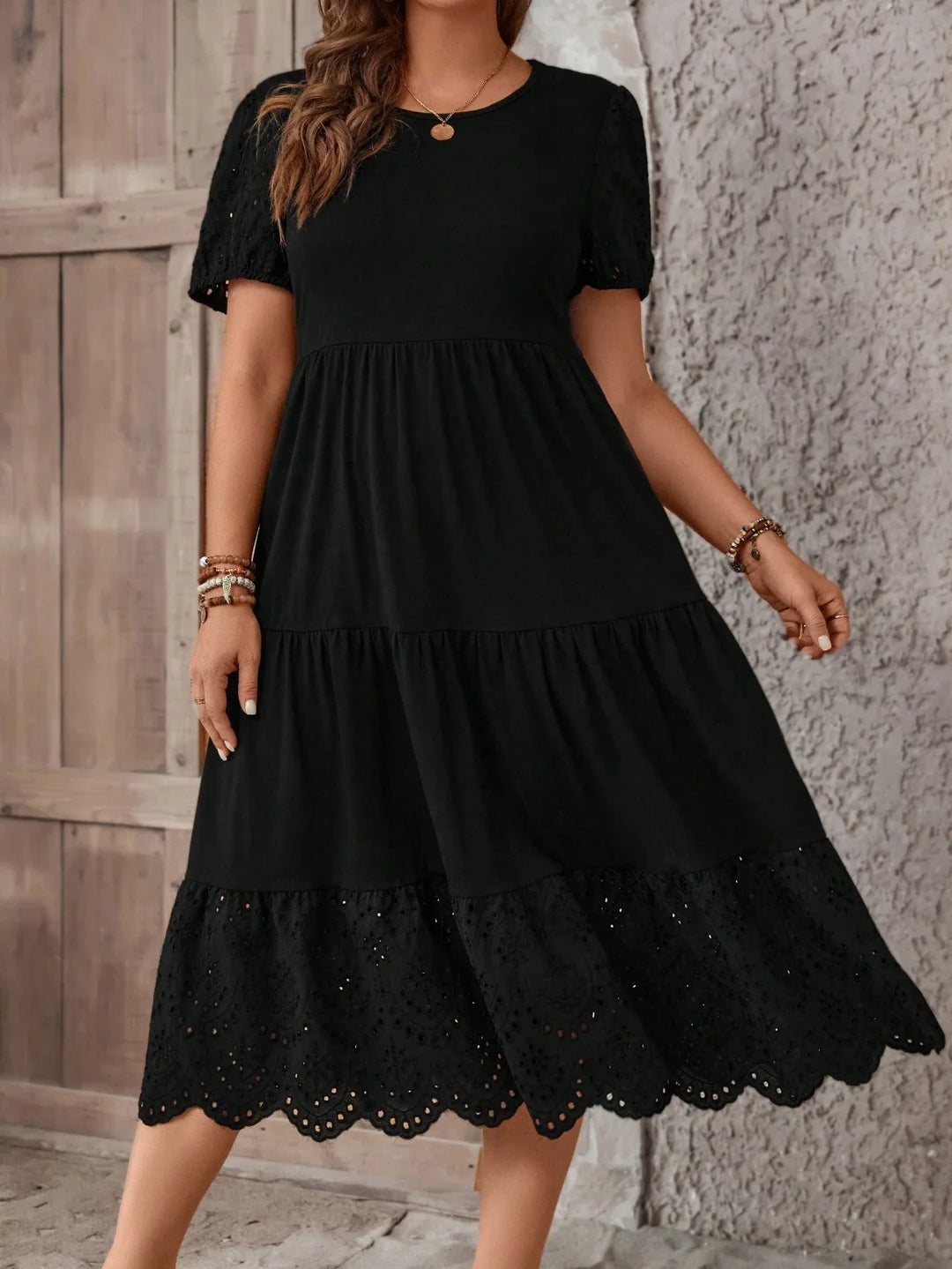 Zoe | Vestido Curvy Bordado con Volantes