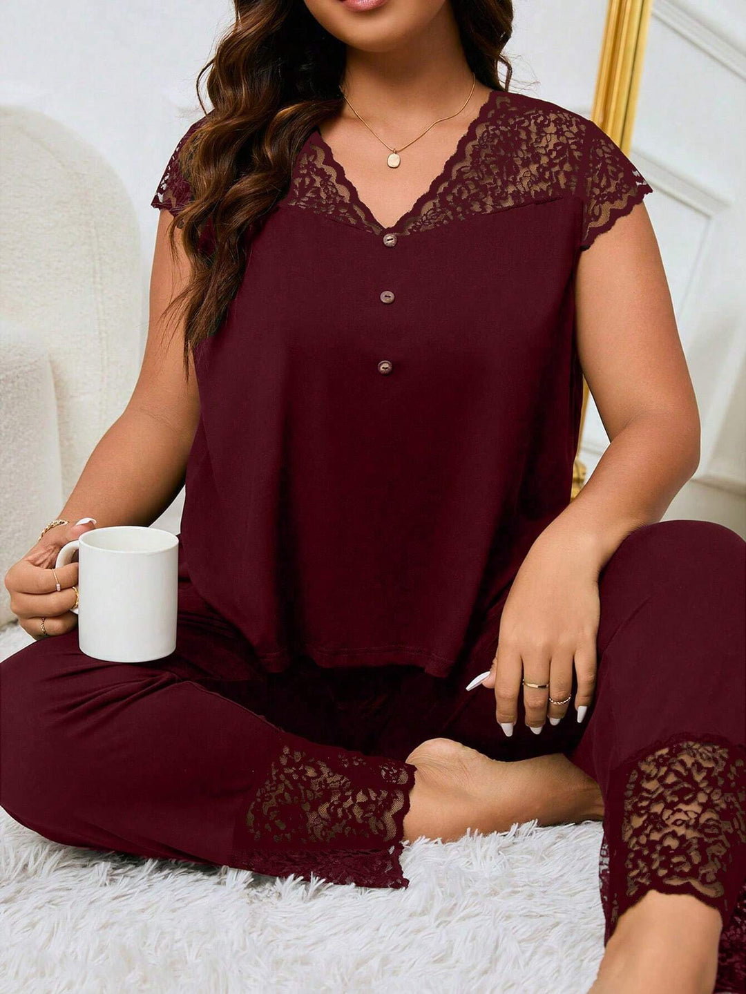 Pijama curvy con encaje y detalles de botones