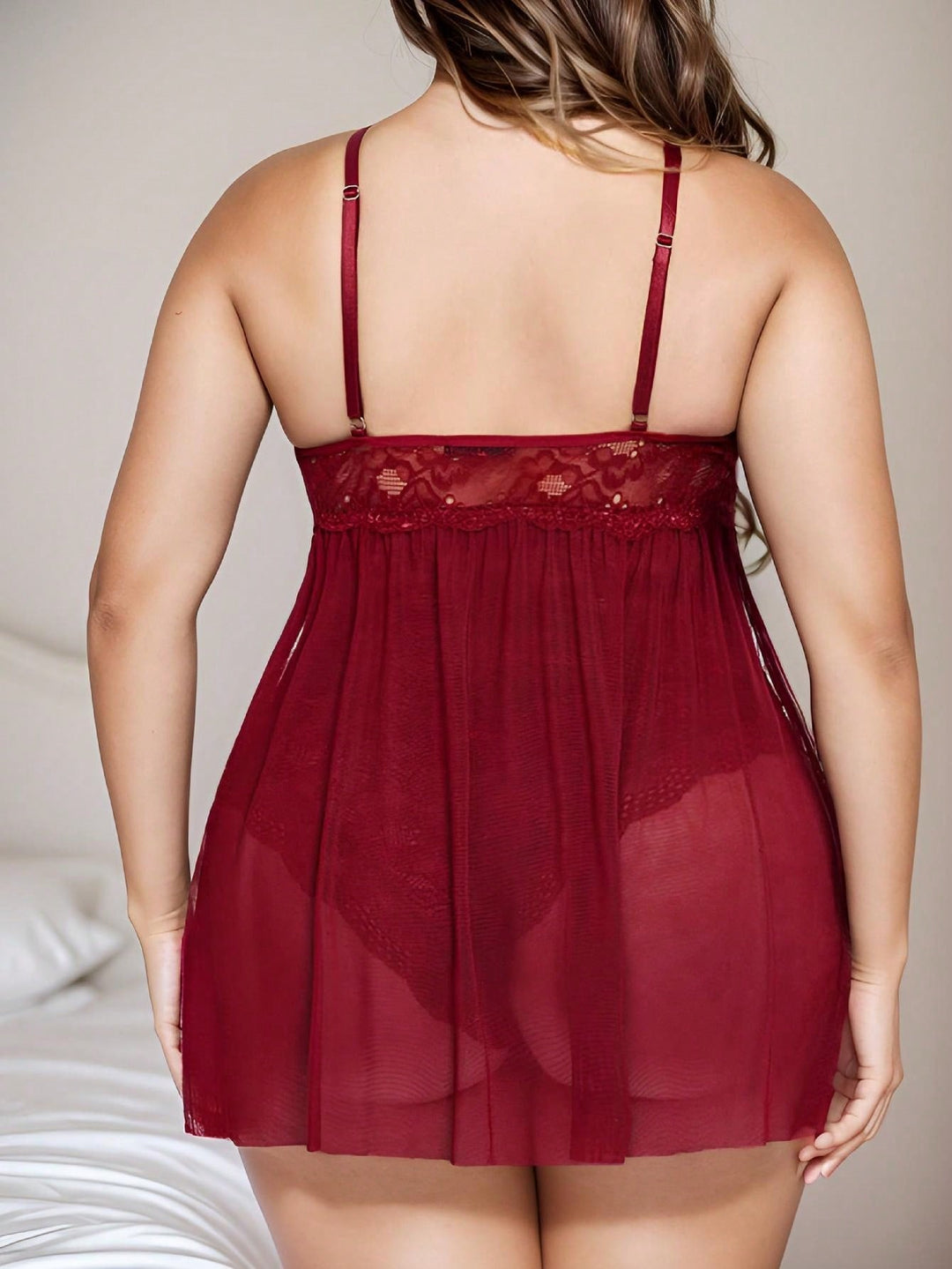 Conjunto curvy de lencería de encaje con tirantes cruzados y liguero