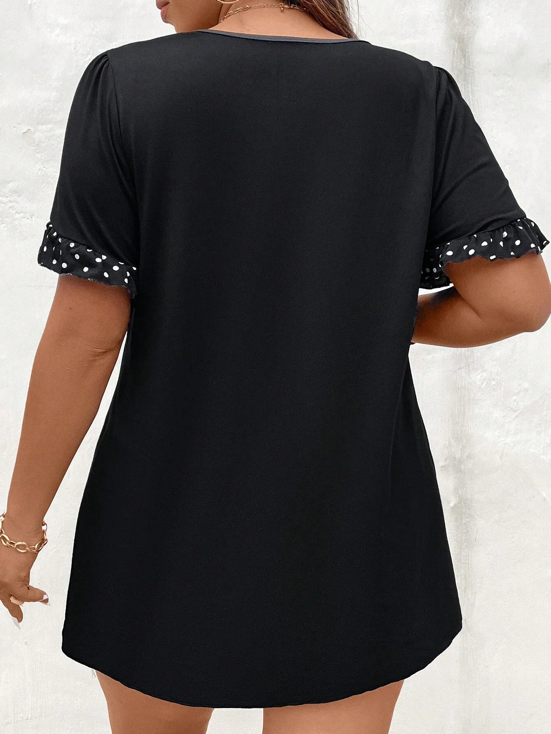 Sara | Camiseta Curvy de Lunares y Escote en V