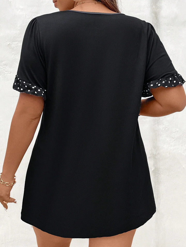 Sara | Camiseta Curvy de Lunares y Escote en V