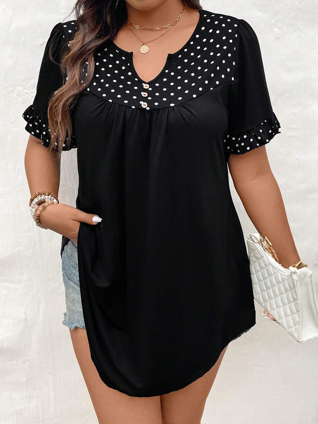 Sara | Camiseta Curvy de Lunares y Escote en V