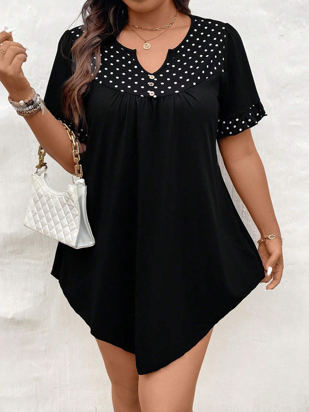 Sara | Camiseta Curvy de Lunares y Escote en V