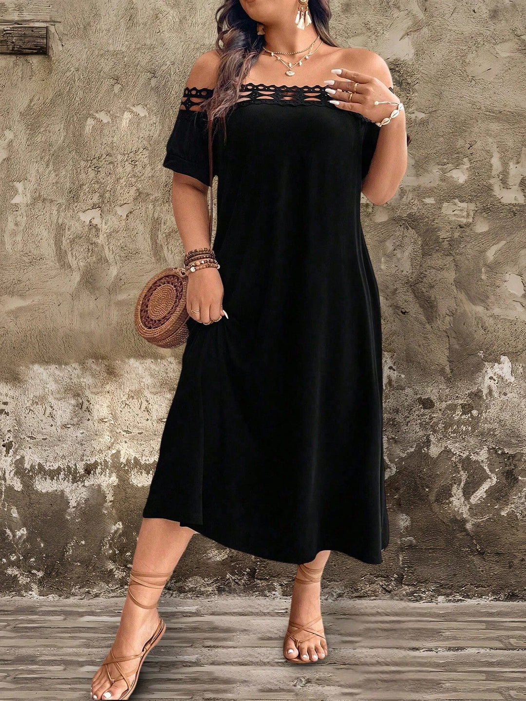 Melania | Vestido Curvy de Hombros Descubiertos con Encaje