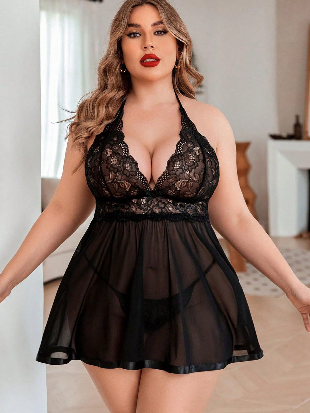 Babydoll curvy de encaje con cuello alto