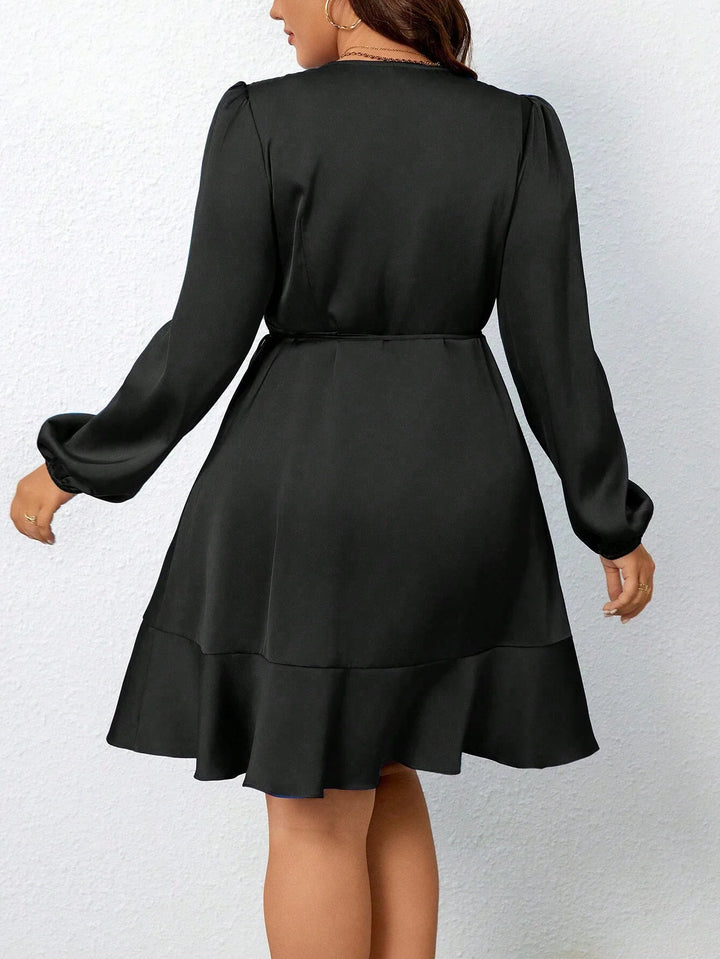 Rosalía | Vestido Curvy Satinado con Escote Cruzado