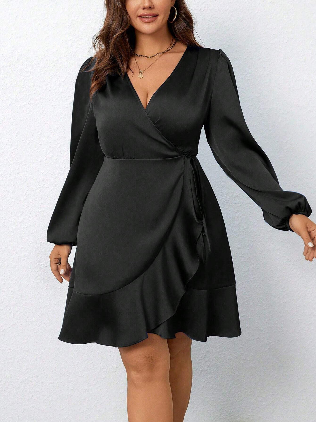 Rosalía | Vestido Curvy Satinado con Escote Cruzado