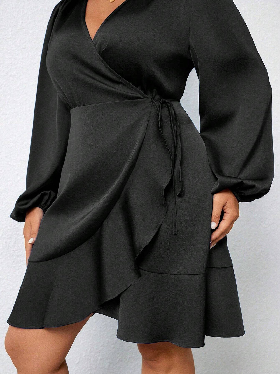 Rosalía | Vestido Curvy Satinado con Escote Cruzado