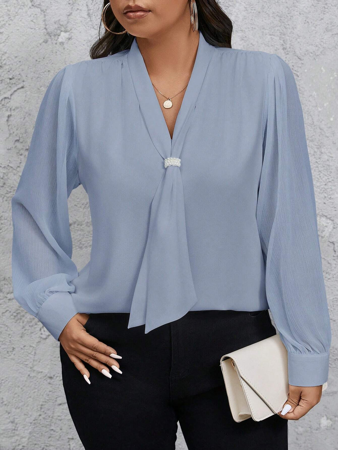 Cristina | Blusa Curvy de Chifón con Cuello de Perlas