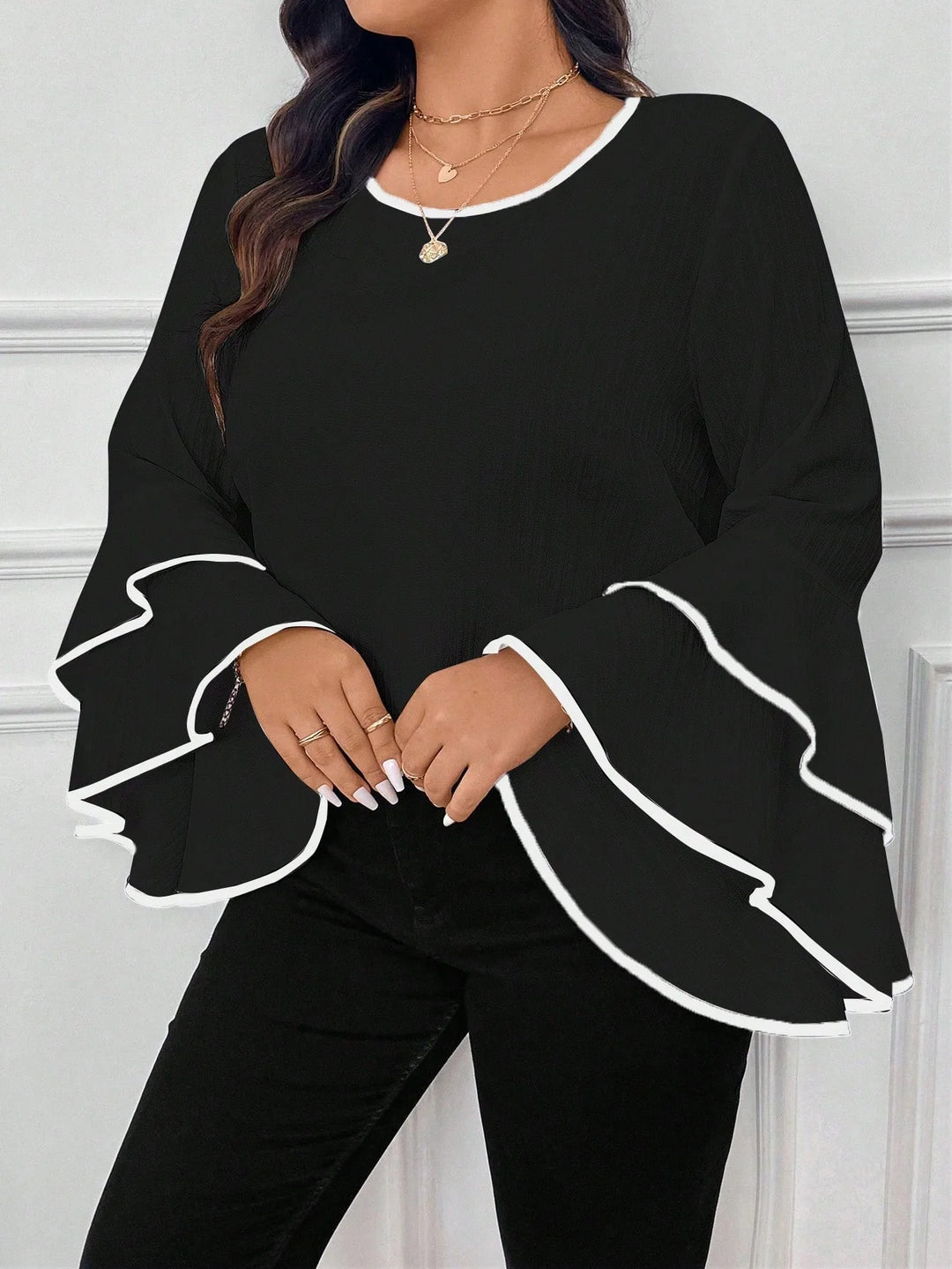 Matilde | Blusa Curvy con Manga Campana y Ribetes