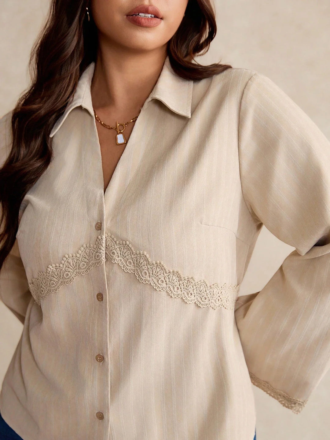 Miriam | Camisa Curvy Elegante con Encaje