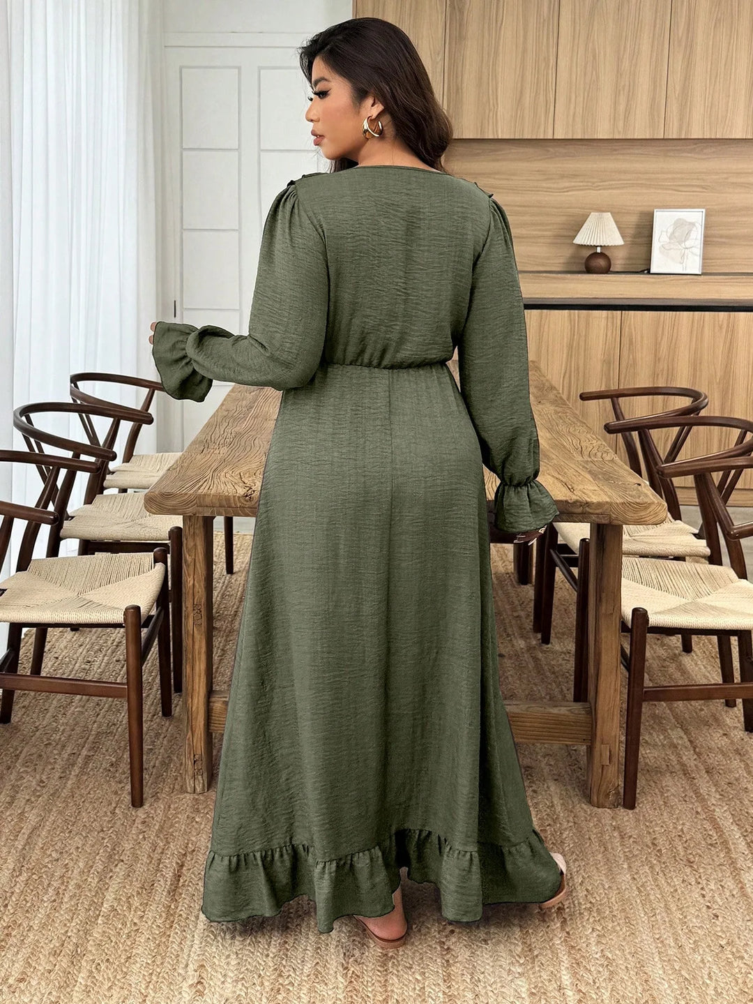 Selena | Vestido Curvy con Escote en V y Volante