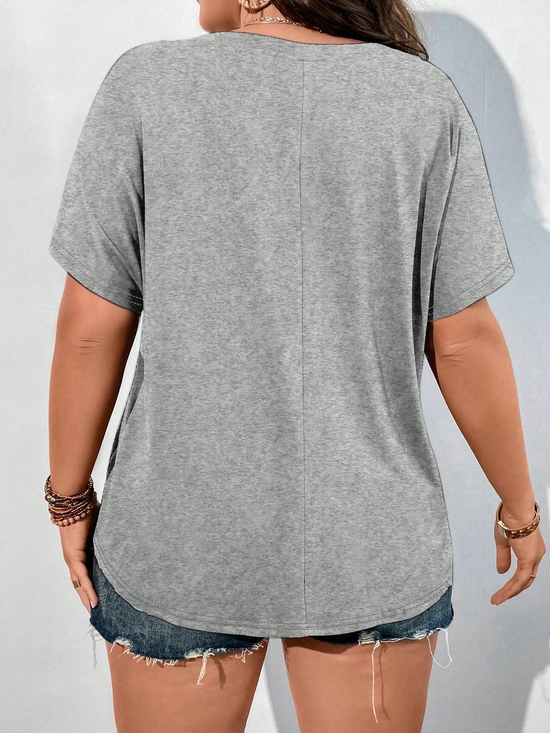 Juliana | Camiseta Curvy Lisa de Escote en V