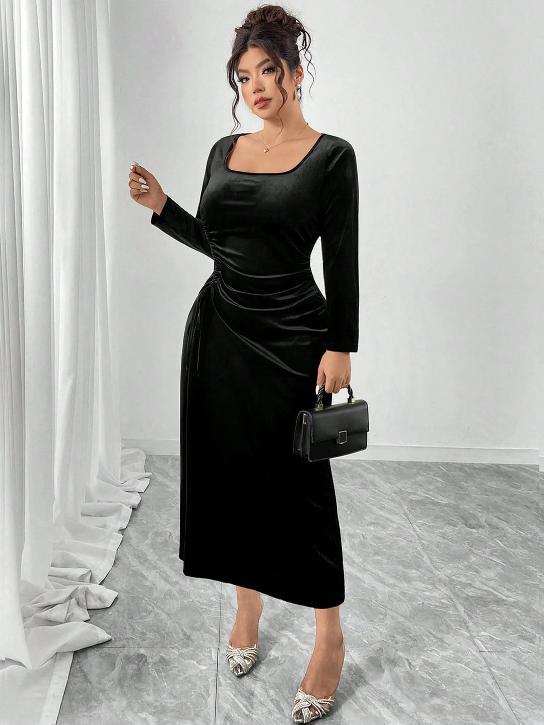 Amelia | Vestido Curvy de Terciopelo con Abertura