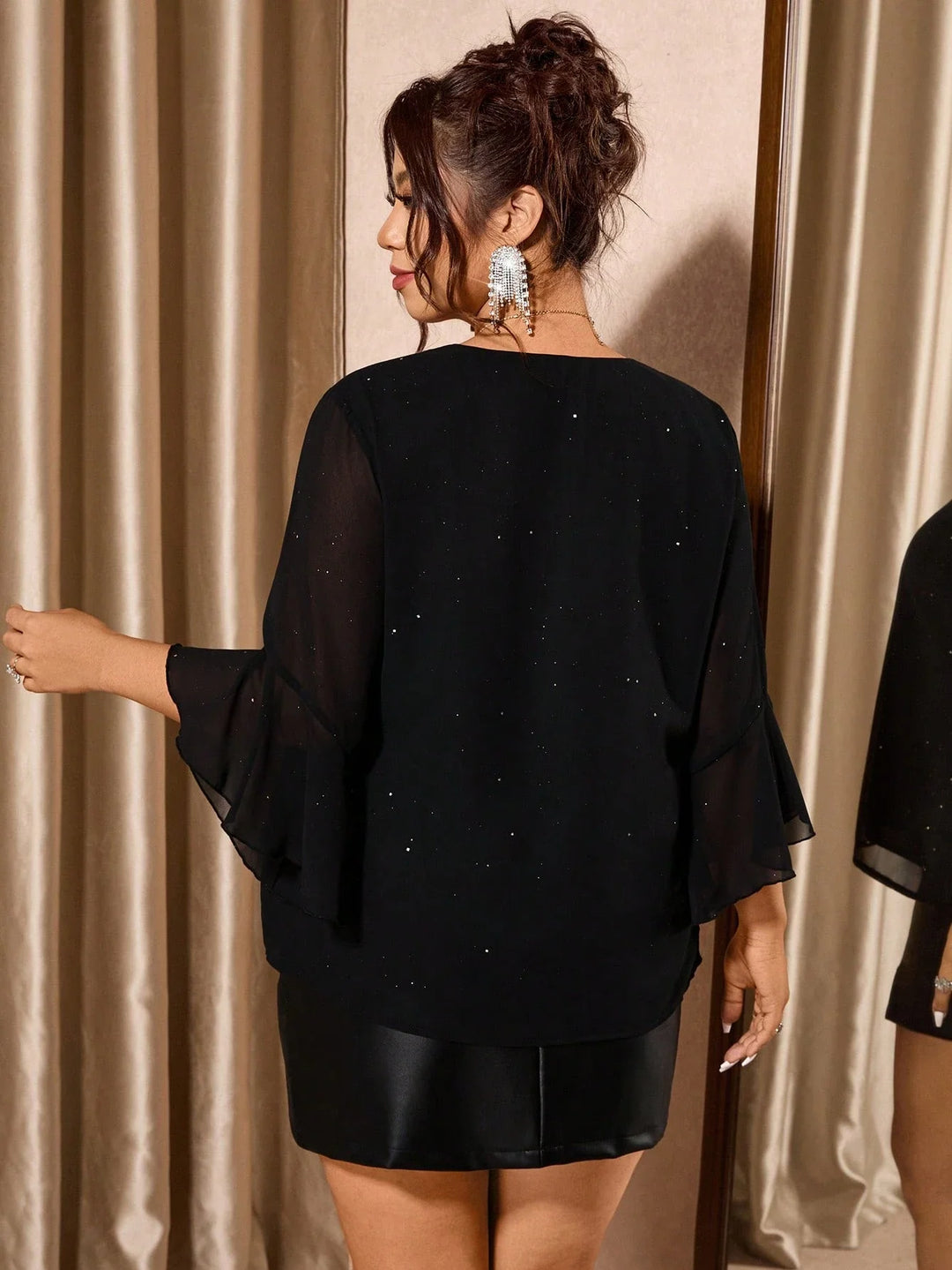 Renata | Blusa Curvy de Manga Asimétrica con Brillos