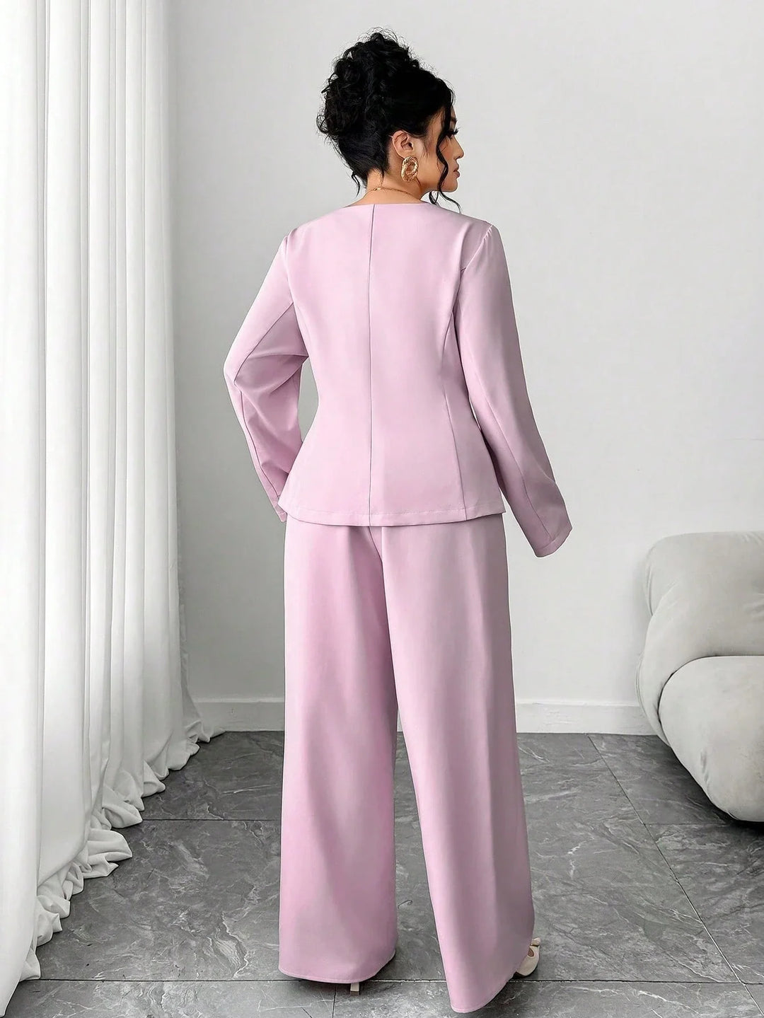 Pilar | Conjunto Curvy Rosa de Chaqueta y Pantalón