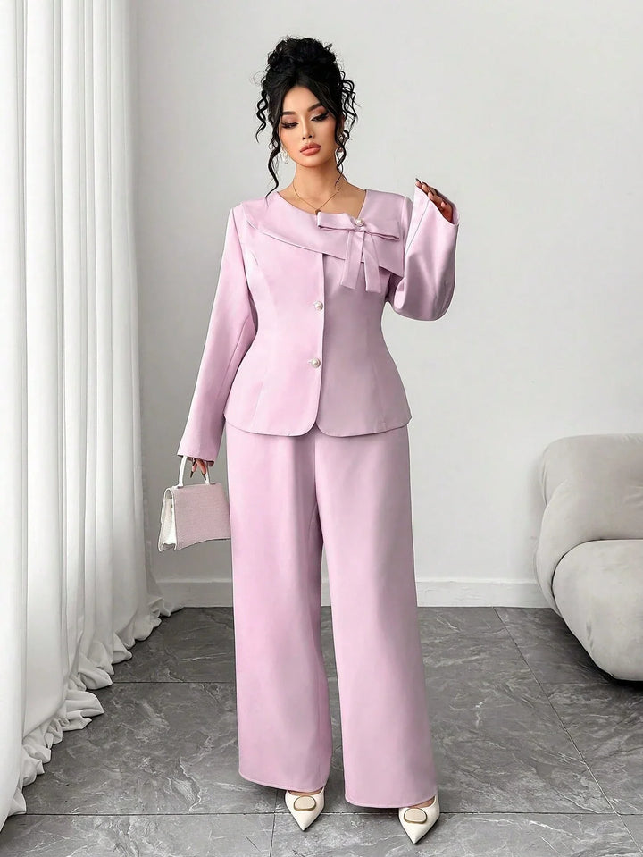 Pilar | Conjunto Curvy Rosa de Chaqueta y Pantalón