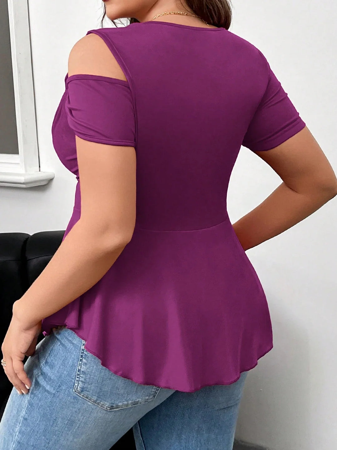Isabela | Camiseta Curvy con Nudo y Volantes
