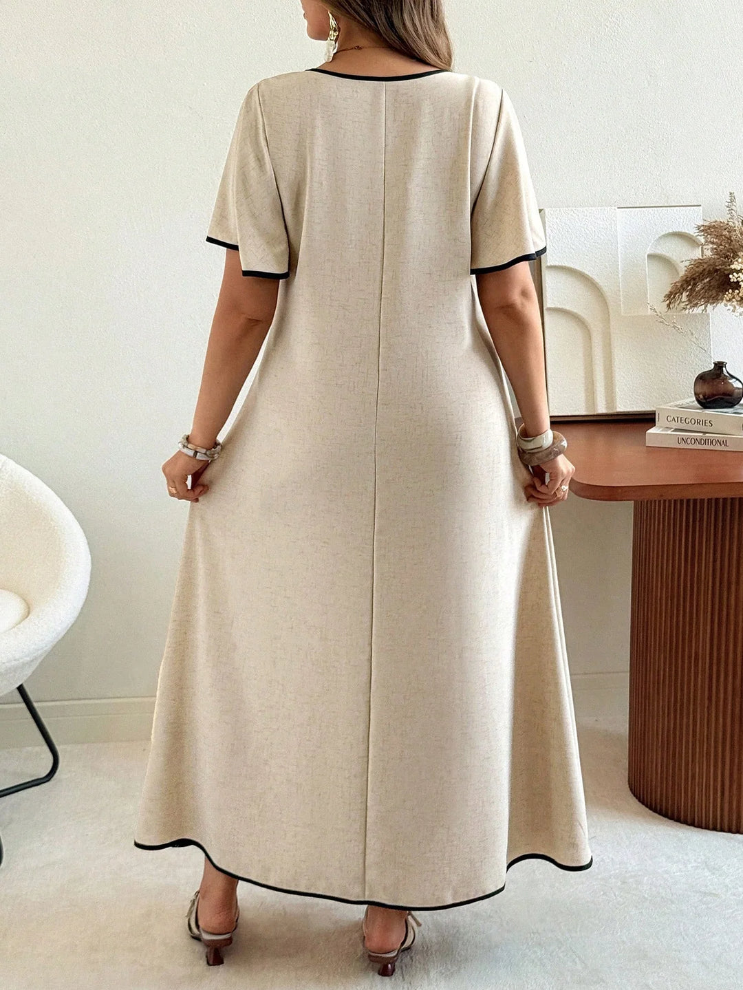 Oriana | Vestido Maxi Curvy Beige de Estilo Casual