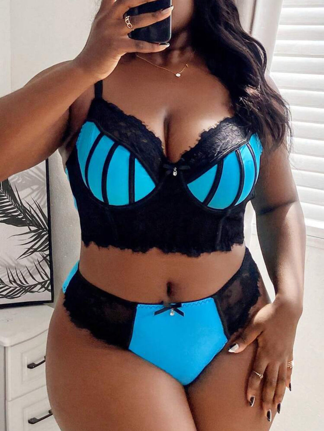 Conjunto curvy de lencería de encaje en contraste con aros