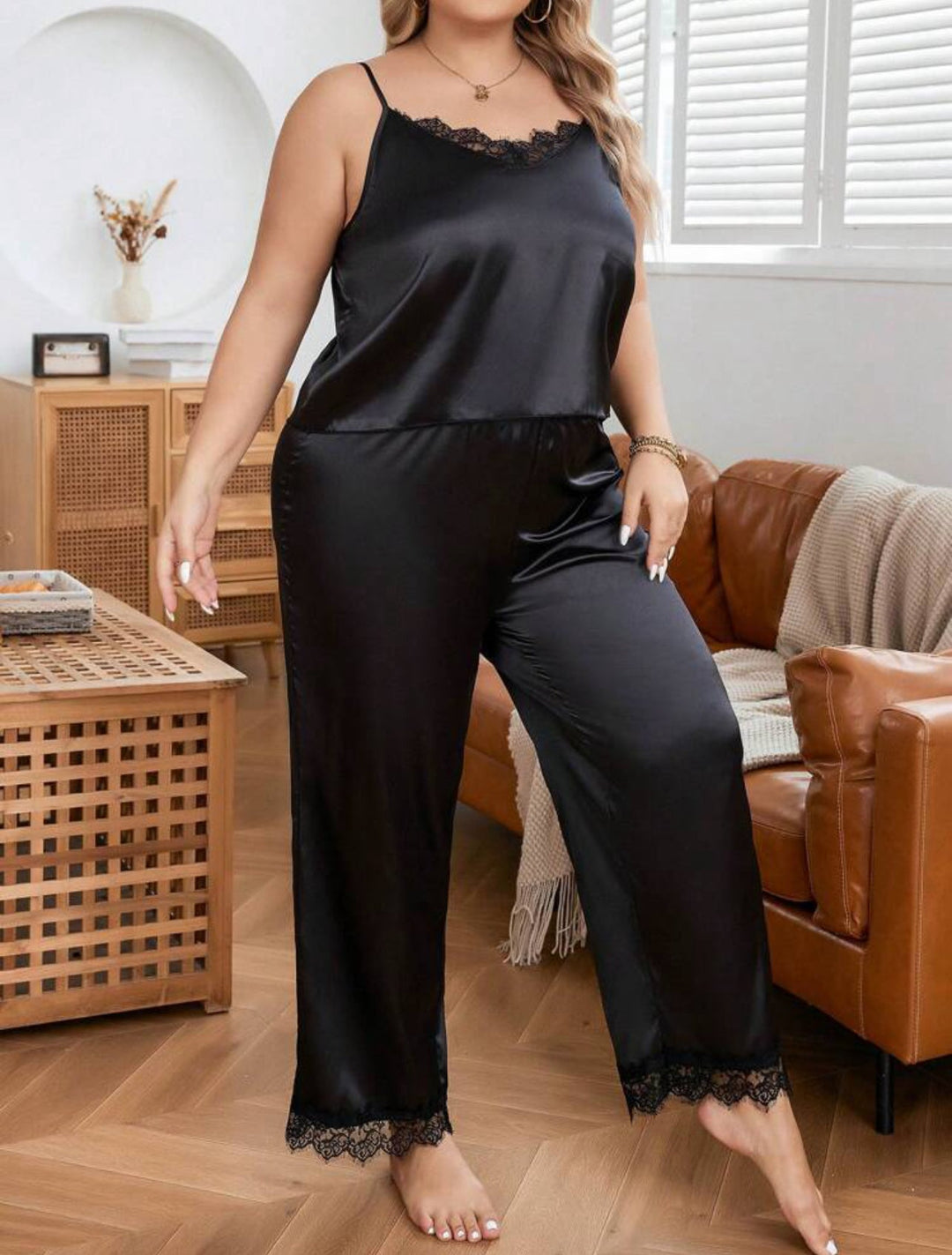 Pijama curvy de satén con paneles de encaje