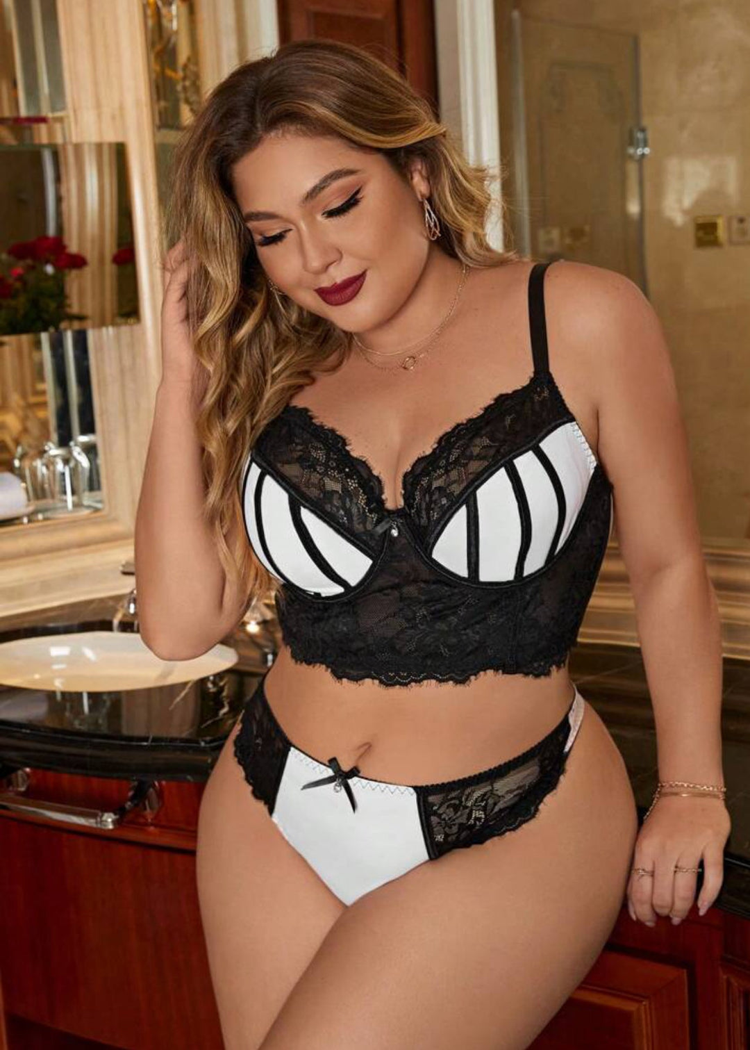Conjunto curvy de lencería de encaje en contraste con aros