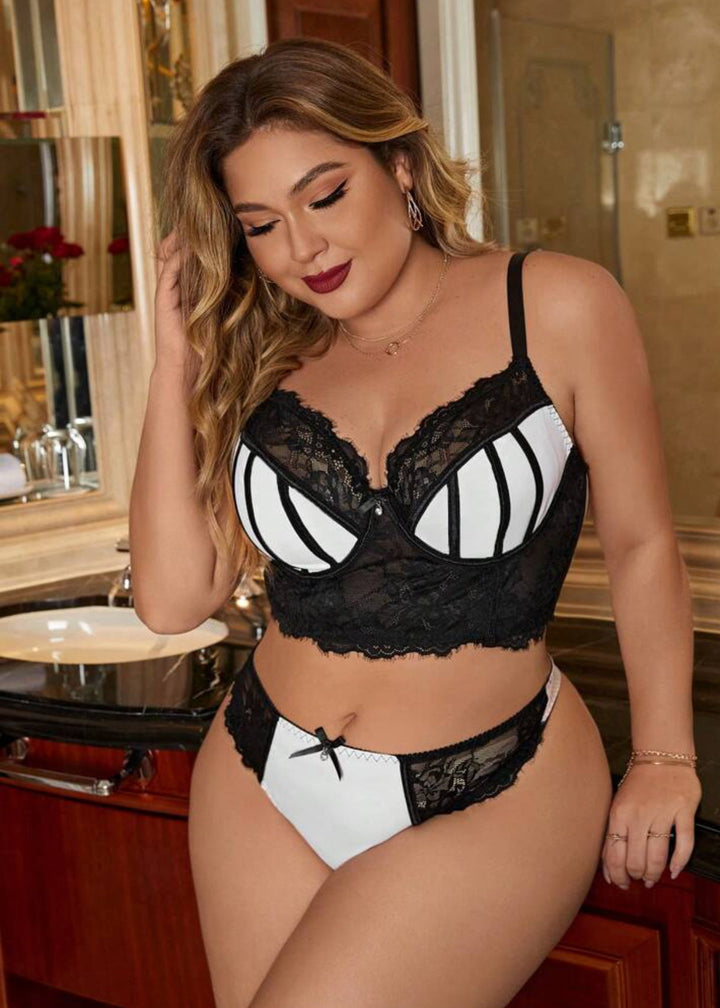 Conjunto curvy de lencería de encaje en contraste con aros