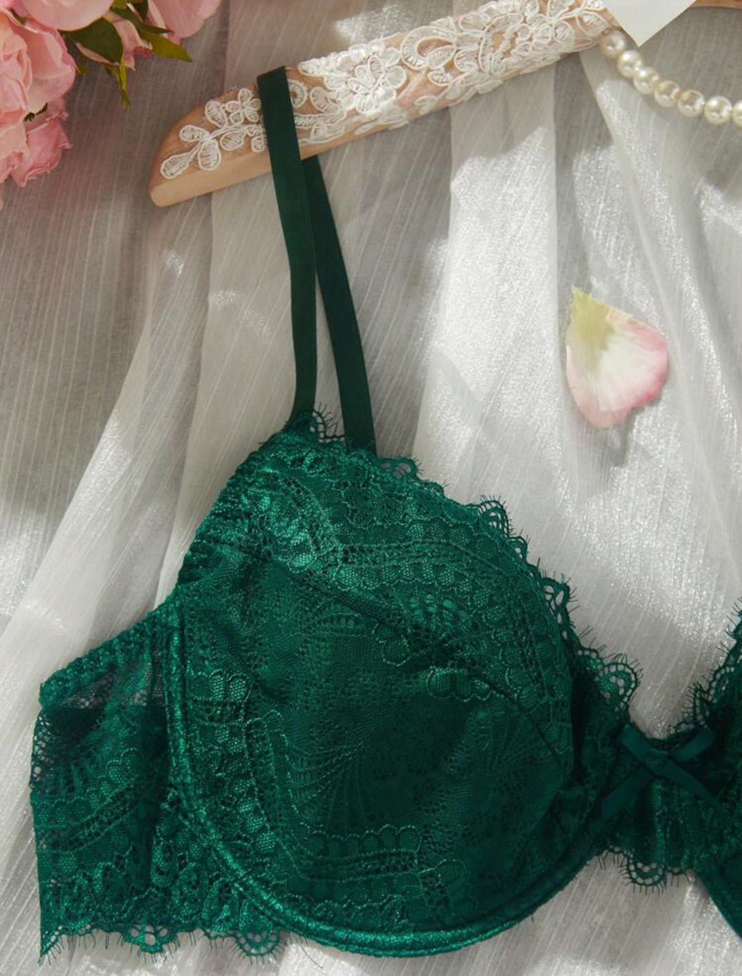 Conjunto curvy de lencería floral con aros