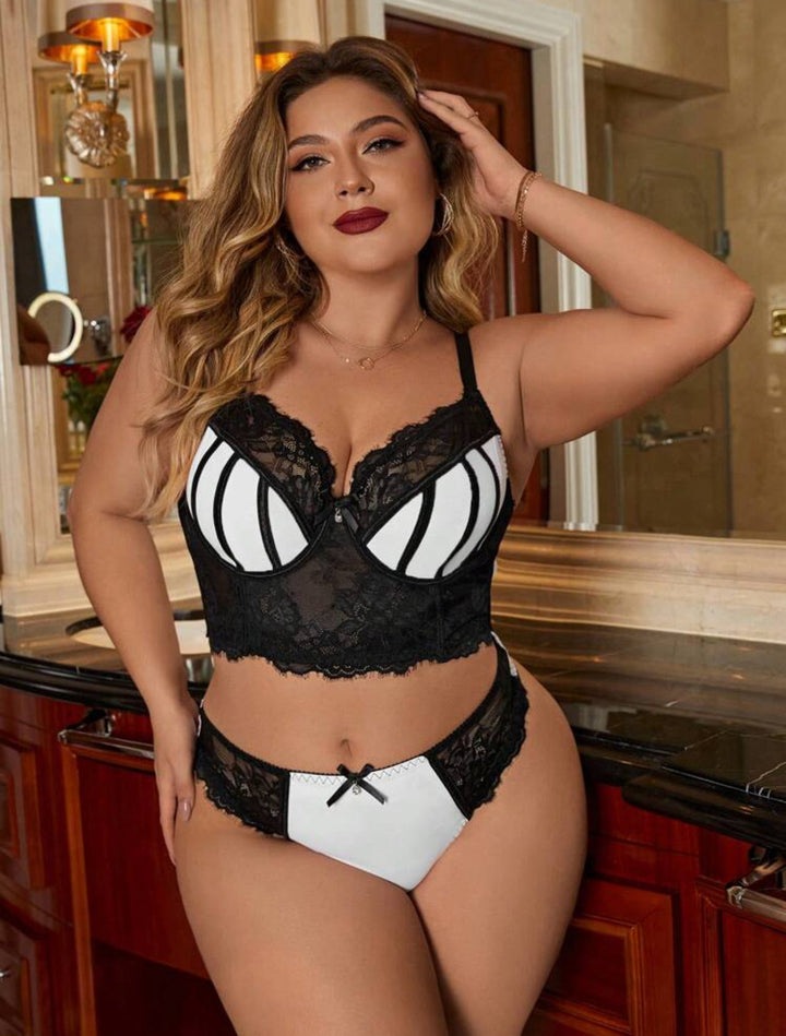 Conjunto curvy de lencería de encaje en contraste con aros