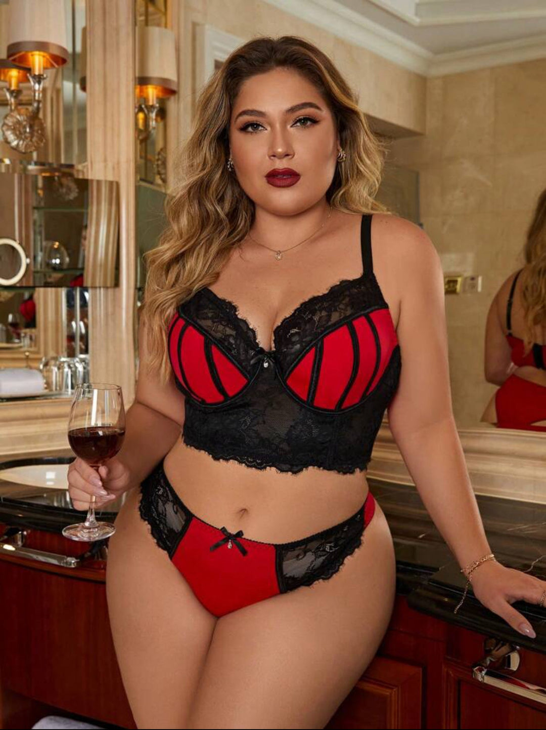 Conjunto curvy de lencería de encaje en contraste con aros
