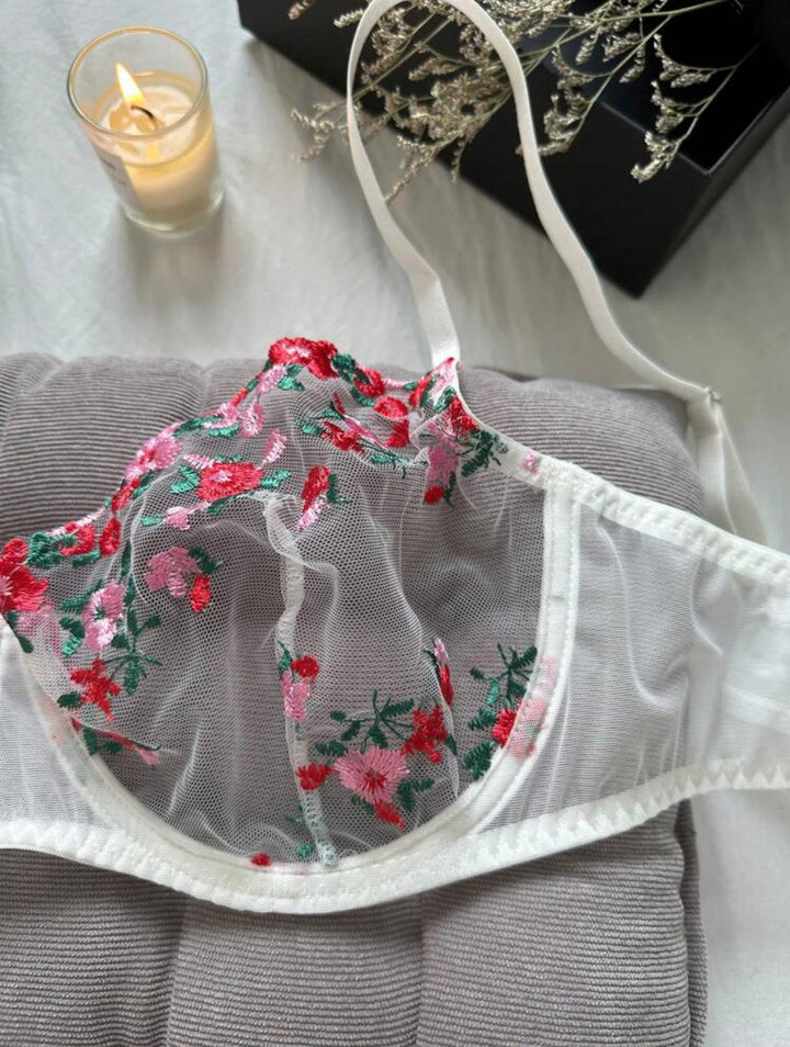 Conjunto curvy de lencería de tul bordado floral con aros