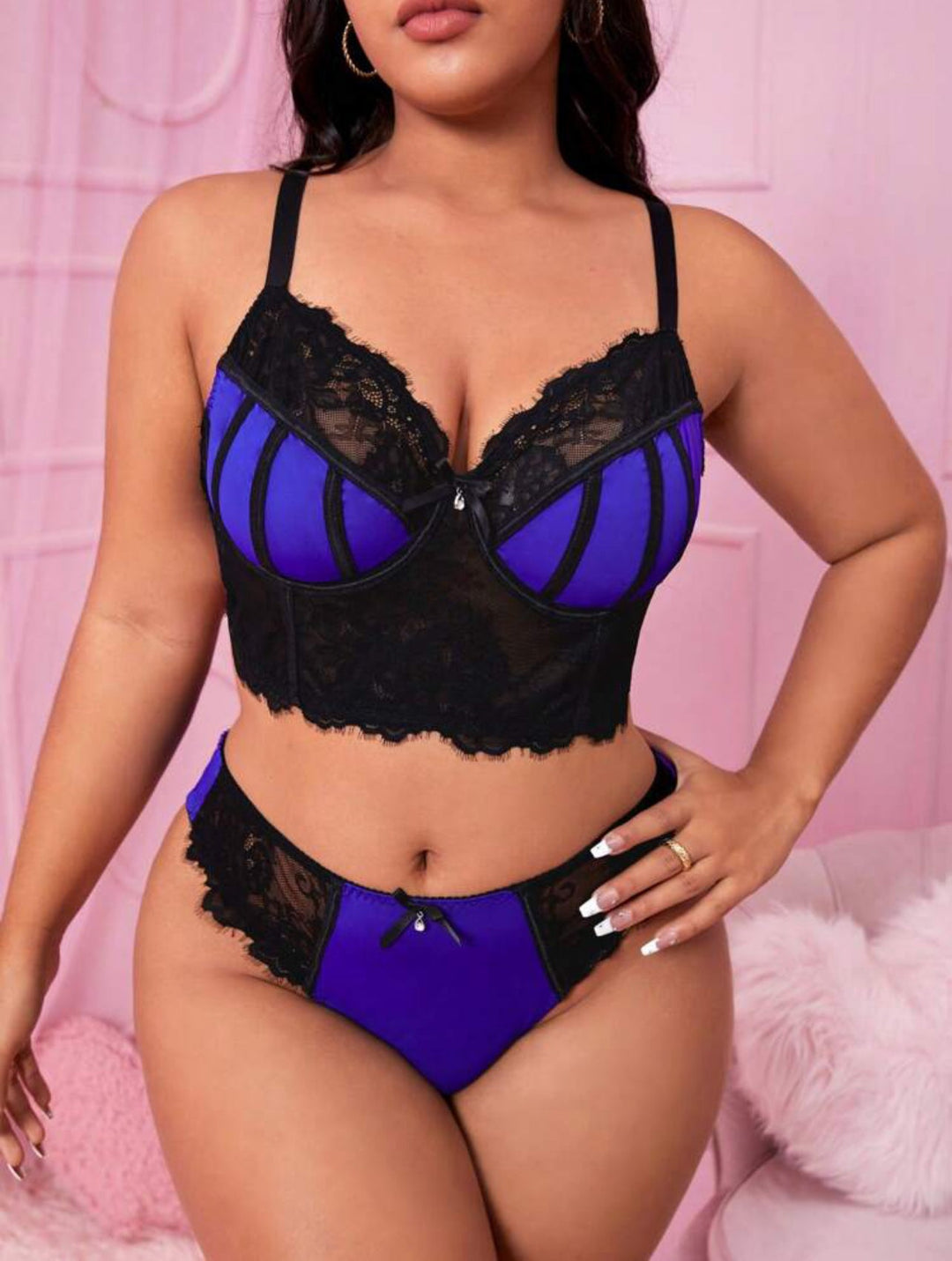 Conjunto curvy de lencería de encaje en contraste con aros