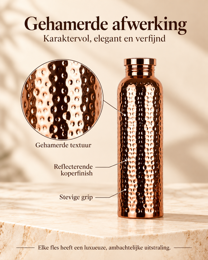 Detail van de glanzende gehamerde kopercoating op de AYUR-FIT drinkfles