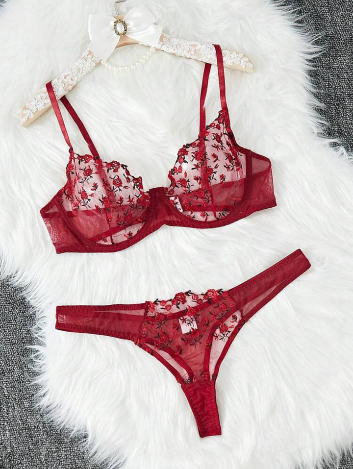 Conjunto curvy de lencería de tul bordado floral con aros