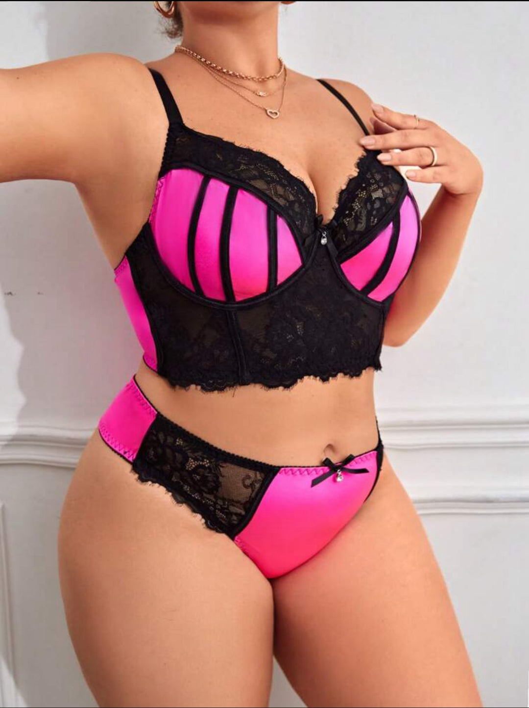 Conjunto curvy de lencería de encaje en contraste con aros