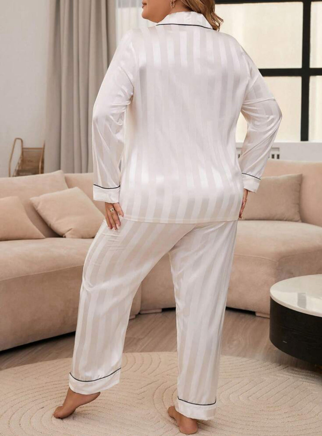 Pijama curvy de satén jacquard a rayas con ribetes en contraste