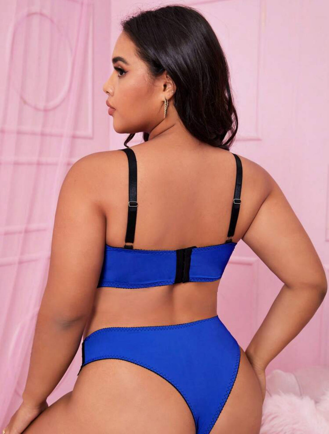 Conjunto curvy de lencería de encaje en contraste con aros