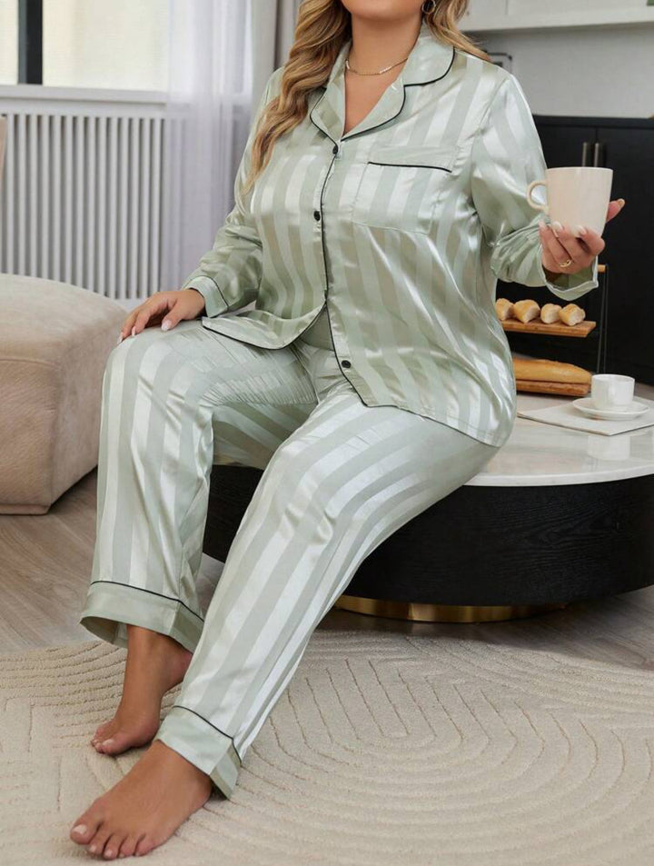 Pijama curvy de satén jacquard a rayas con ribetes en contraste