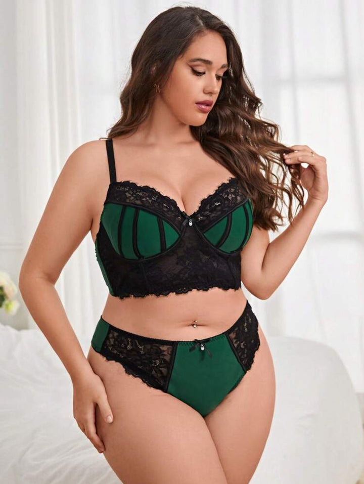 Conjunto curvy de lencería de encaje en contraste con aros