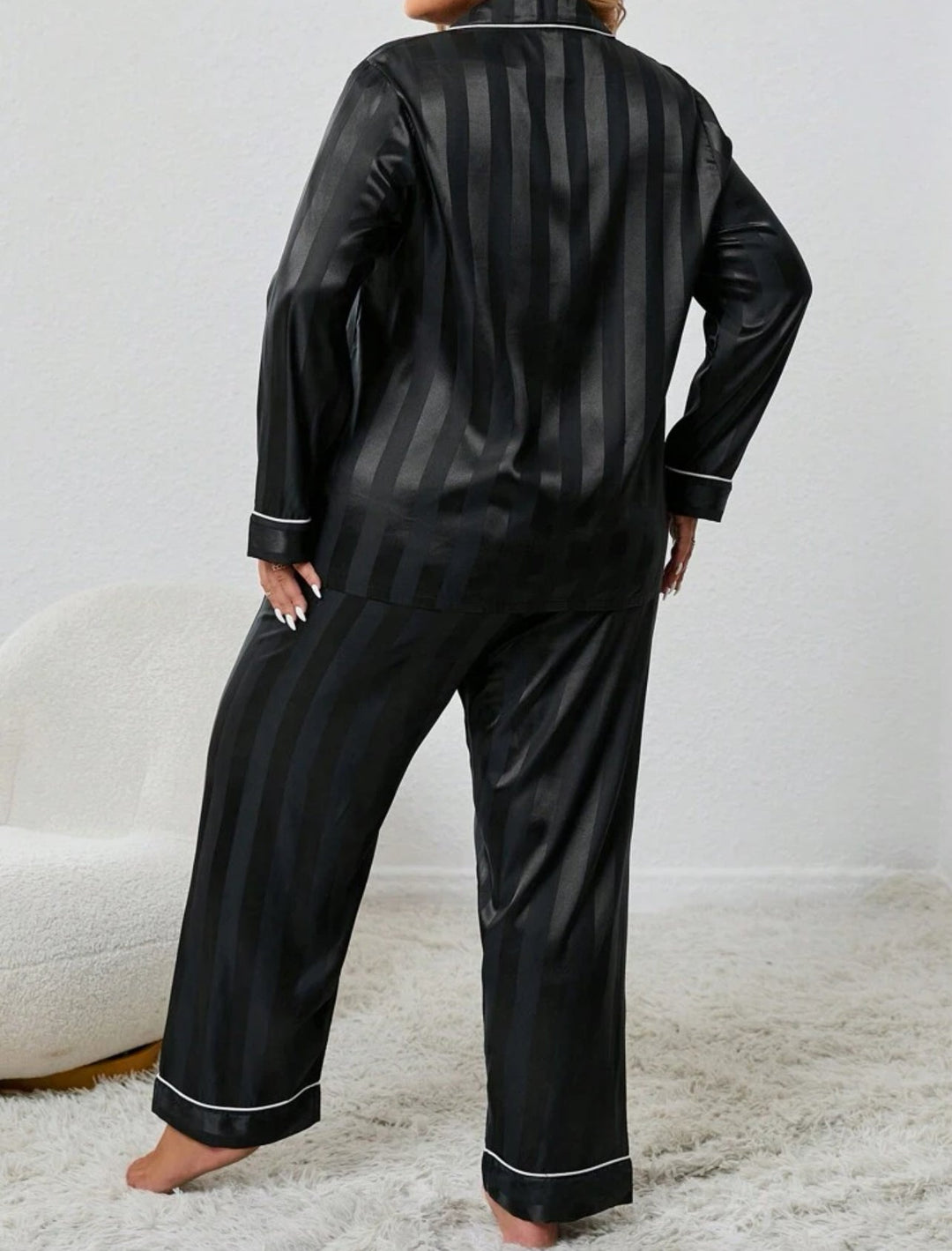 Pijama curvy de satén jacquard a rayas con ribetes en contraste