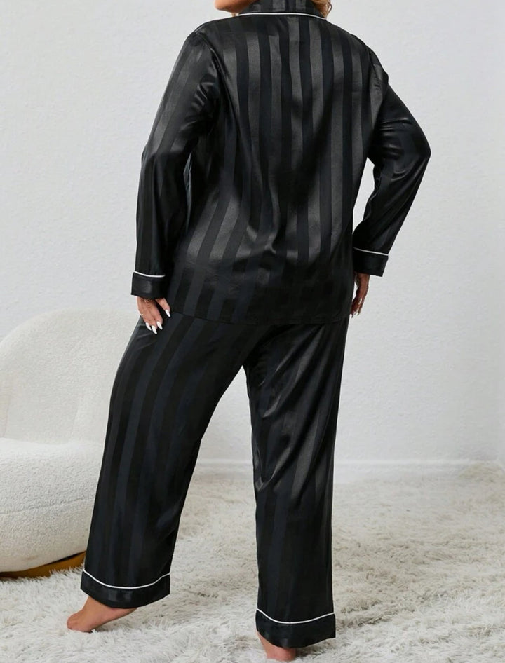 Pijama curvy de satén jacquard a rayas con ribetes en contraste