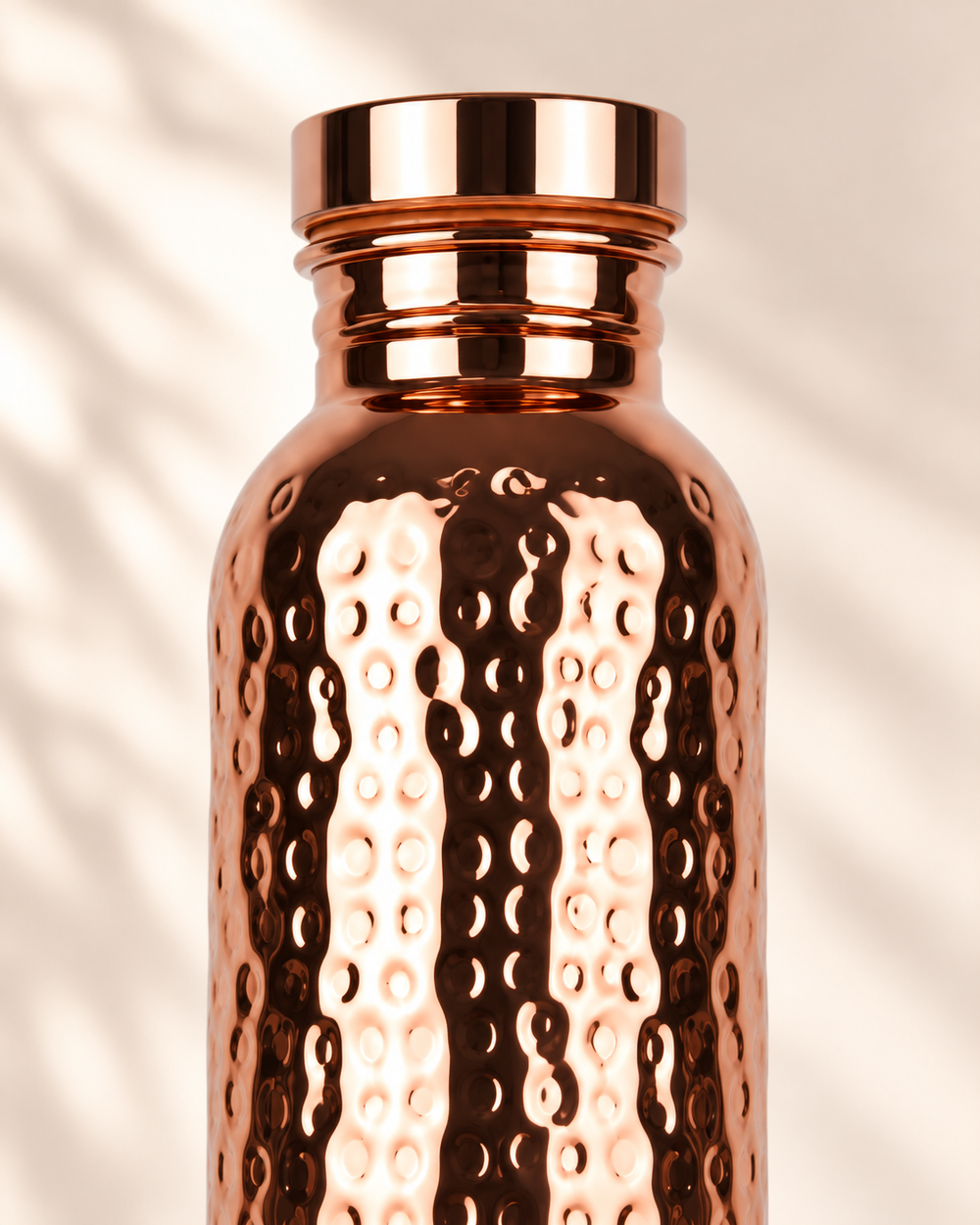 Close-up van de glanzende kopercoating en hals van de AYUR-FIT Copper Ritual drinkfles