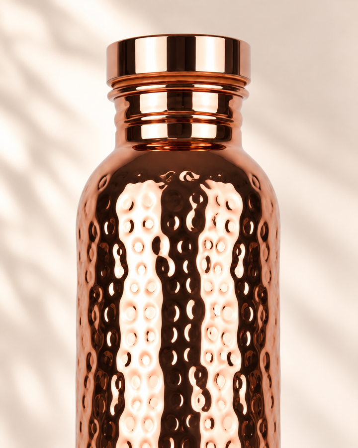 Close-up van de glanzende kopercoating en hals van de AYUR-FIT Copper Ritual drinkfles