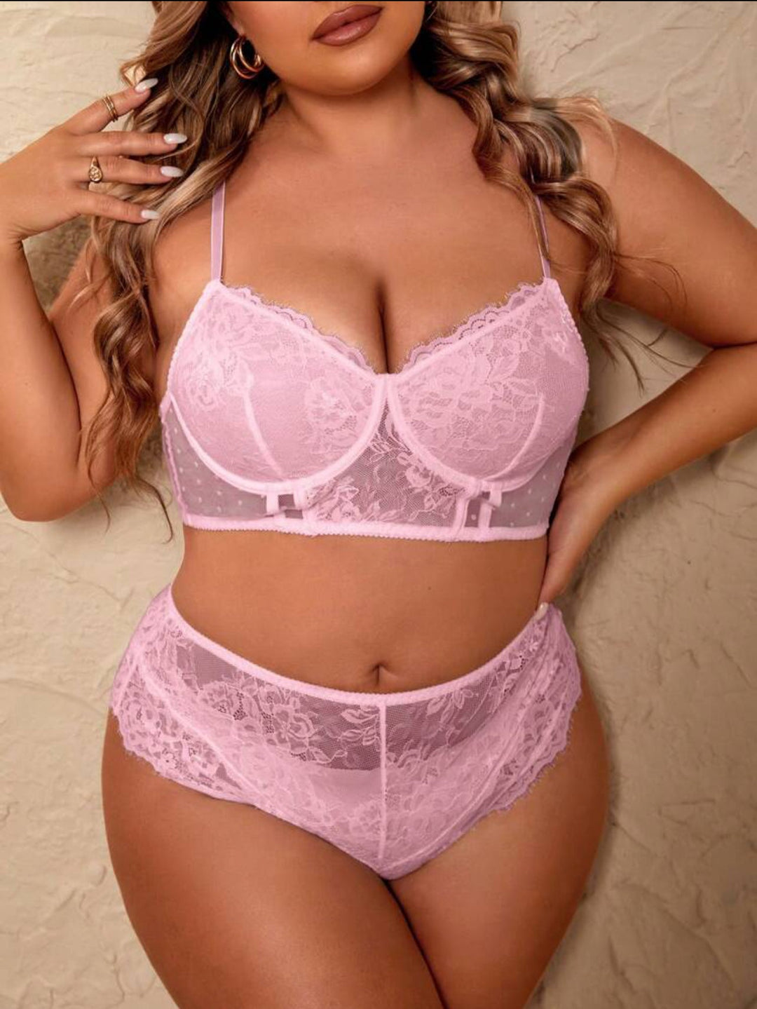 Conjunto de lencería curvy de encaje floral con aros