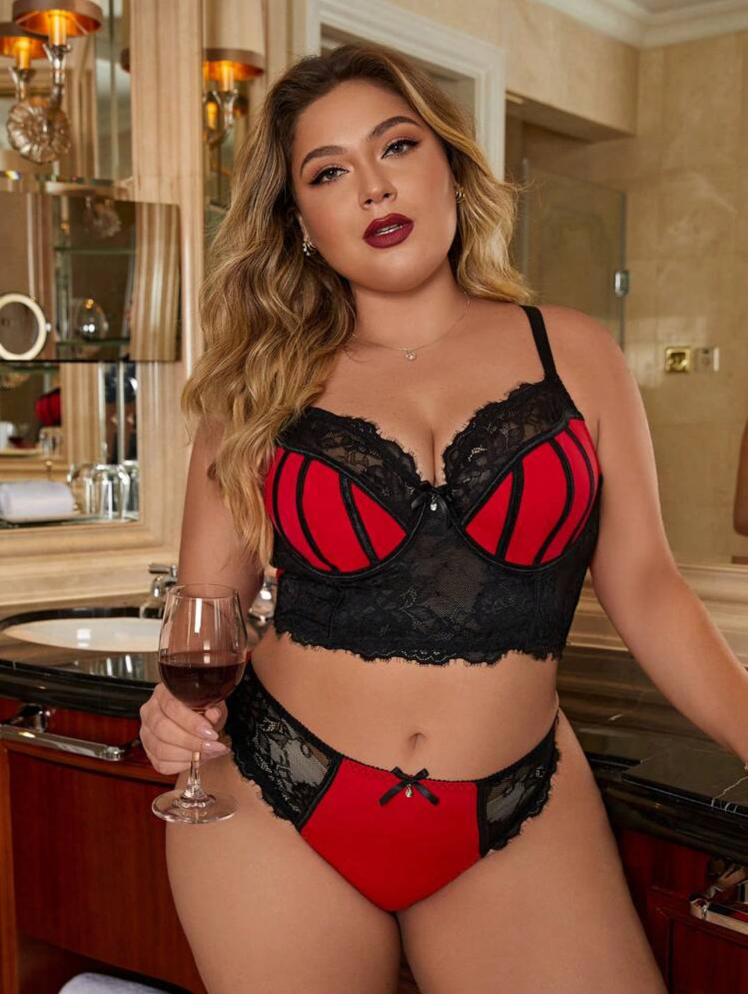 Conjunto curvy de lencería de encaje en contraste con aros